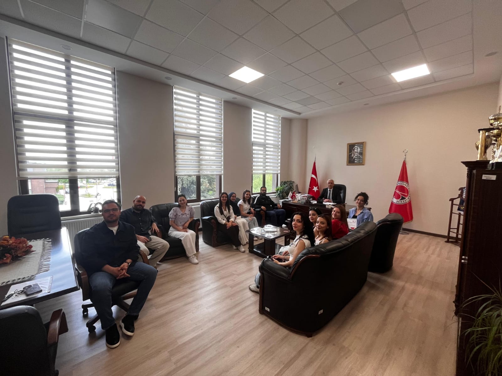 Şampiyon Voleybolcular Dekanımızı ziyaret etti