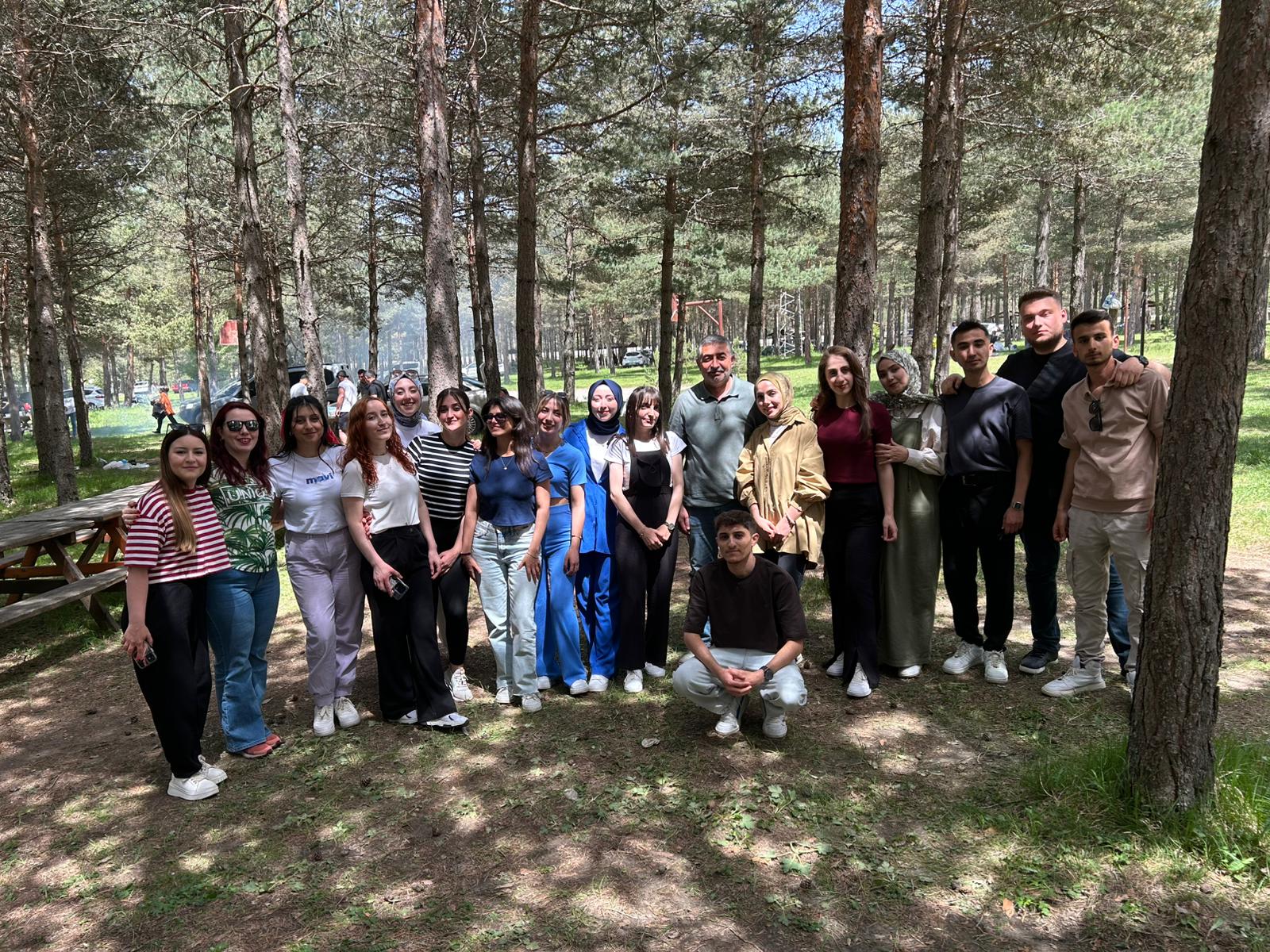 Sosyal Bilgiler Öğretmenliği Bölümü Son Sınıf Öğrencileri Yıl Sonu Piknik Etkinliğinde Bir Araya Geldi