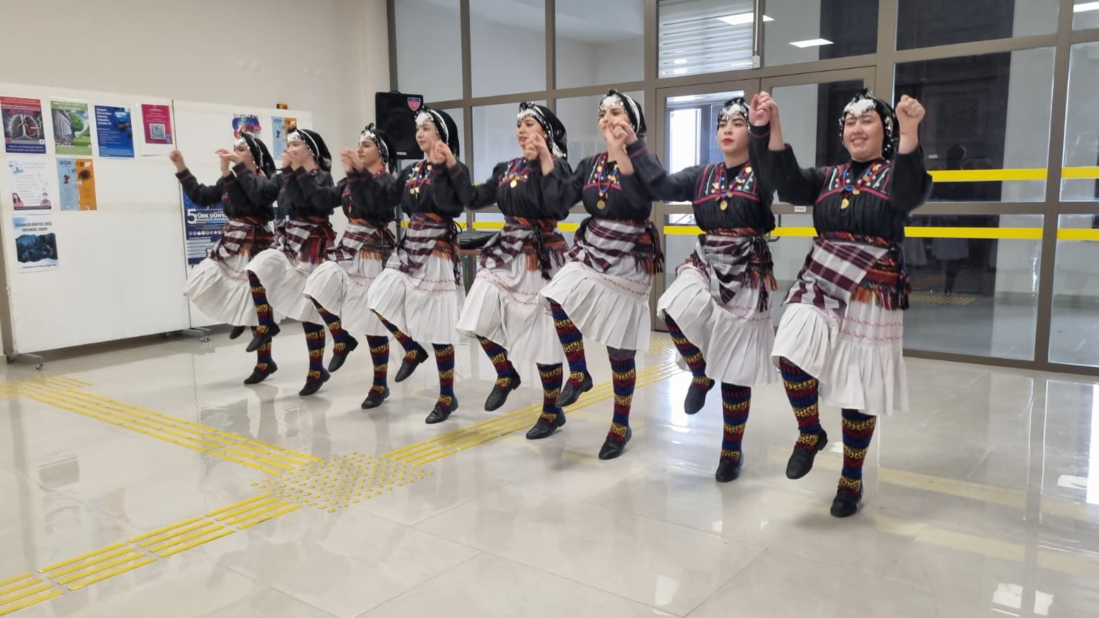 Fakültemizde Öğretmenler Günü Haftası Kapsamında Raksan Halk Dansları Topluluğu Gösterisi Yapıldı