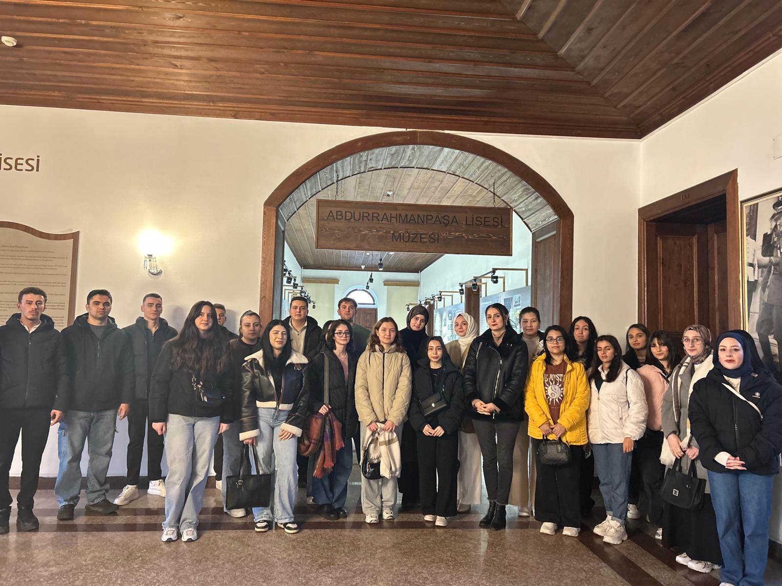 Sosyal Bilgiler Konu Alanı İncelemesi I Dersinde Abdurrahmanpaşa Lisesi Müzesi’ne Gezi Düzenlendi 