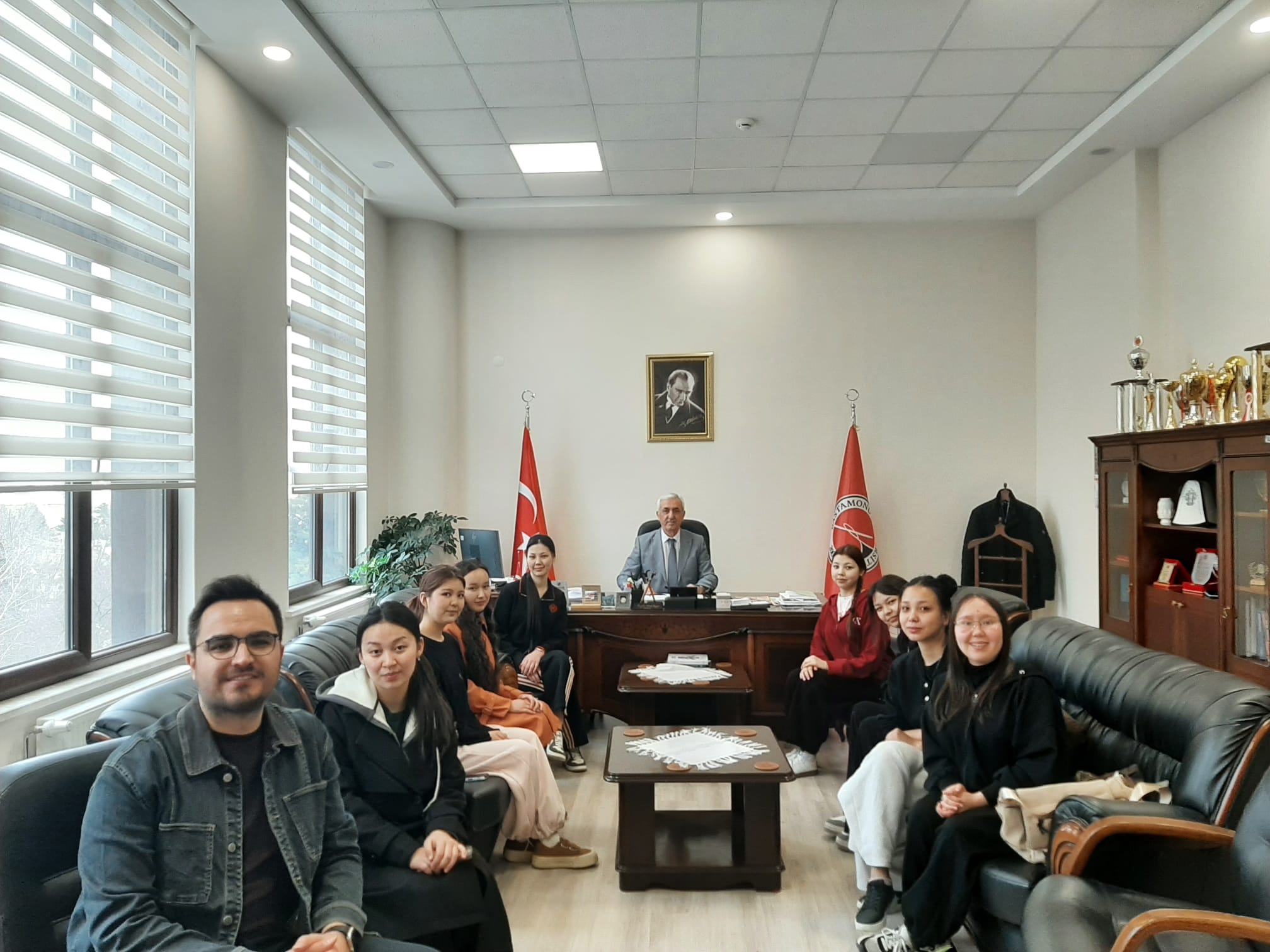 Kazakistan'dan Öğrenci Değişim Programı ile Gelen Öğrenciler Dekanımızı Ziyaret Etti