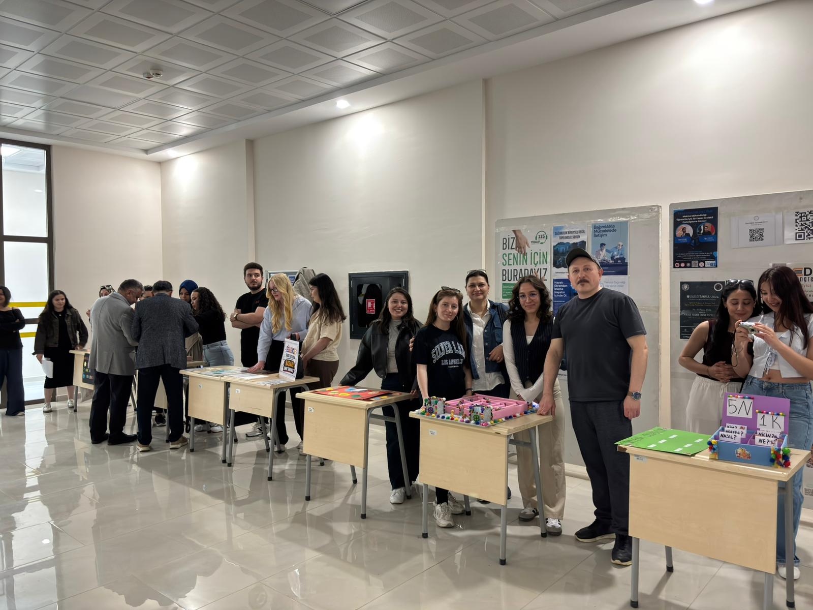 Doç. Dr. Şahin Şimşek Rehberliğinde Fakültemiz Türkçe Öğretmenliği 3. Sınıf öğrencileri tarafından Materyal sergisi Düzenlendi