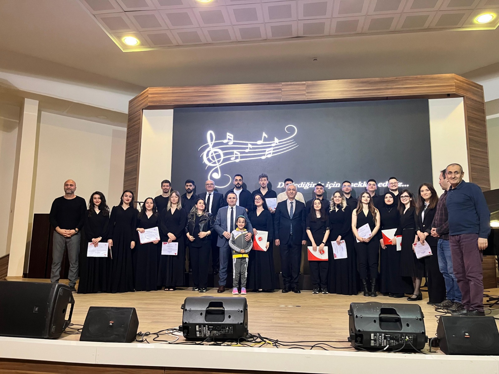 Kastamonu Üniversitesi'nde 20. Yıl Coşkusu: Eğitim Fakültesi Güzel Sanatlar Eğitimi Bölümü Müzik Eğitimi Anabilim Dalı Öğrencilerinden Büyüleyen Yıl Sonu Konseri