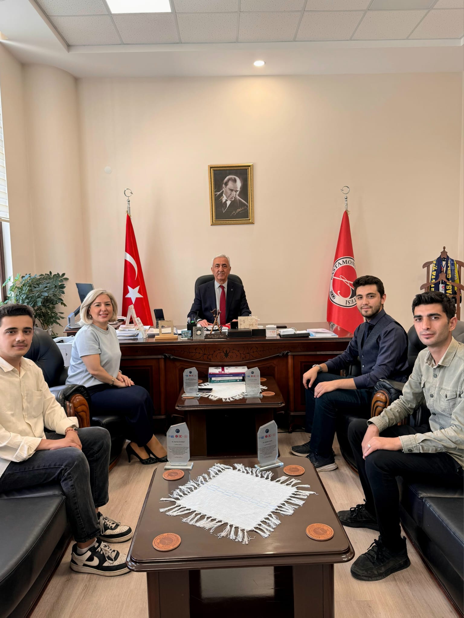 Dünya Dili Türkçe Topluluğuna Plaket Takdimi