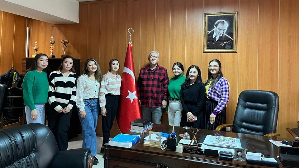 Kazakistan  E. A. Böketov Karagandı Üniversitesi Öğrencilerinden Dekanlığımıza Ziyaret