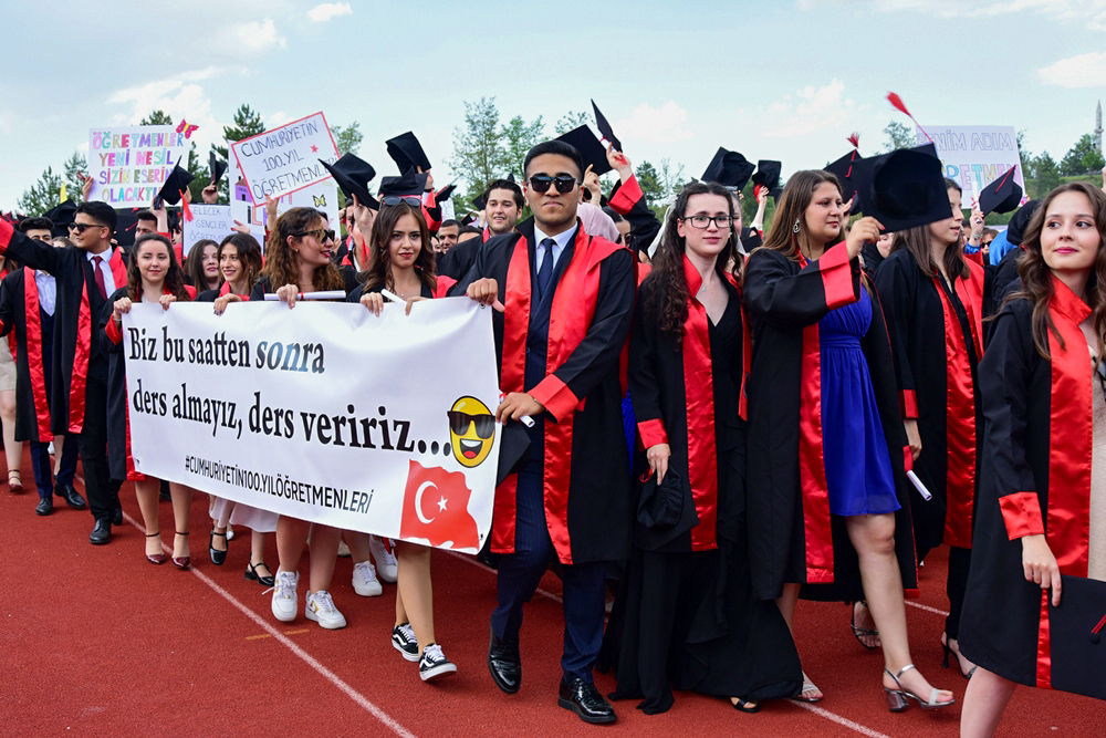 Üniversitemizde Mezuniyet Coşkuyla Kutlandı