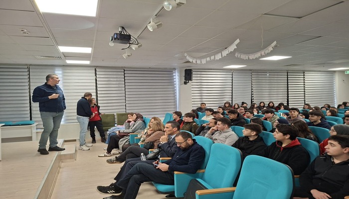 Doç. Dr. Adem YILMAZ Hocamızdan 15 Temmuz Şehitler Anadolu Lisesi Öğretmenlerine “Yapay Zeka Uygulamaları” Konferansı